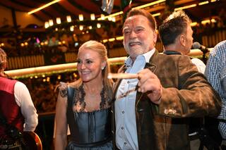 Schwarzenegger dirige una banda en carpa cervecera del Oktoberfest de Múnich