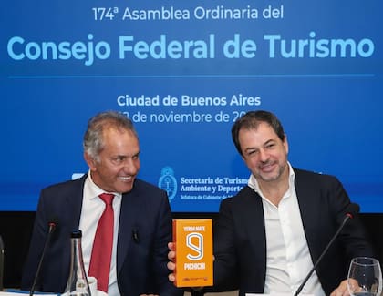 El presidente de la CFT, Valentín Díaz Gilligan, recibió un paquete de la yerba mate "Pichichi"