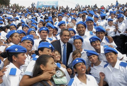 Scioli en un acto con policías locales durante la campaña