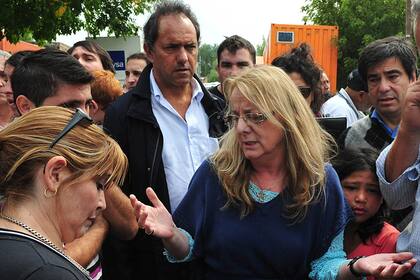 Daniel Scioli, junto a Alicia Kirchner, durante la recorrida por las zonas afectadas por la inundación en La Plata