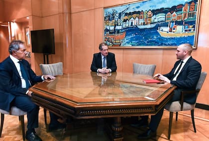 Scioli, Pesce y Guzmán se reunieron ayer en el Palacio de Hacienda: las restricciones de divisas para importar es una de las preocupaciones de las empresas