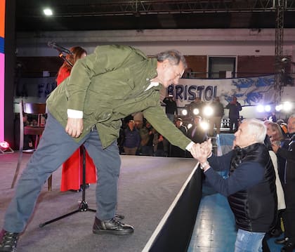 Scioli saluda al exsecretario general de la UOM, Antonió Caló, este lunes, en un acto en el club Bristol, en Parque Patricios