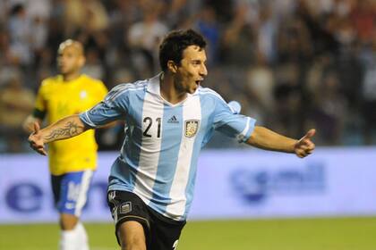 Scocco, el héroe de la noche con sus goles