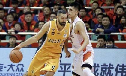 Scola con la 4, en su paso por Shanxi Zhongyu de China