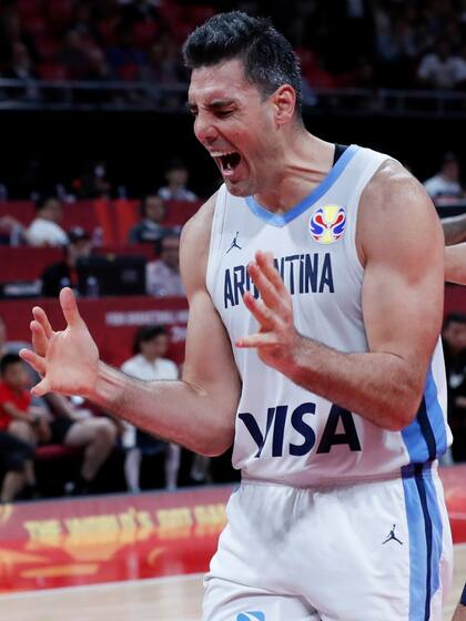 Scola festeja una anotiación durante el partido contra Francia.