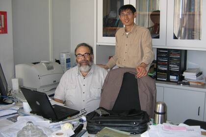 Scolnik con el matemático chino Jin-Yun Yuan, en Brasil. Yuan venía de la Universidad de Stanford y había sido invitado por los empresarios de Curitiba para crear un centro de aplicaciones matemáticas