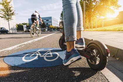 Los scooters abandonados en la acera no sólo estorban a los peatones, sino que causan accidentes