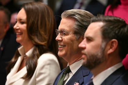 Scott Bessent y el vicepresidente de Estados Unidos, JD Vance, durante una reunión de gabinete en la Casa Blanca, en Washington, el 26 de marzo de 2026
