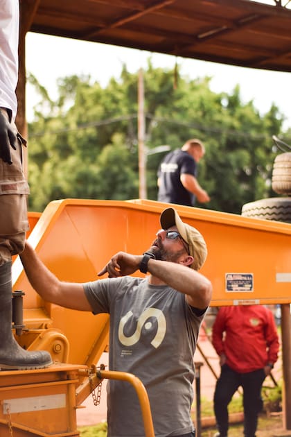 Scott Blais, dueño del santuario que recibirá a Pupy, va atento a todos los detalles