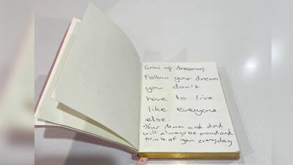 Scott comenzó a escribir todo lo que le hubiese gustado compartir con su hija Isla