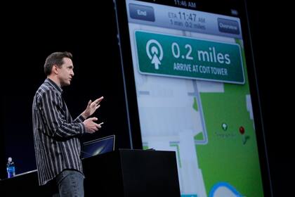 Scott Forstall muestra la navegación guiada de Apple (sólo funciona en el iPhone 4S y las iPad de 2da y 3ra generación)