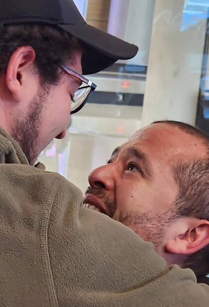 Scott fue recibido por casi dos docenas de familiares en el aeropuerto de Concepción, Chile