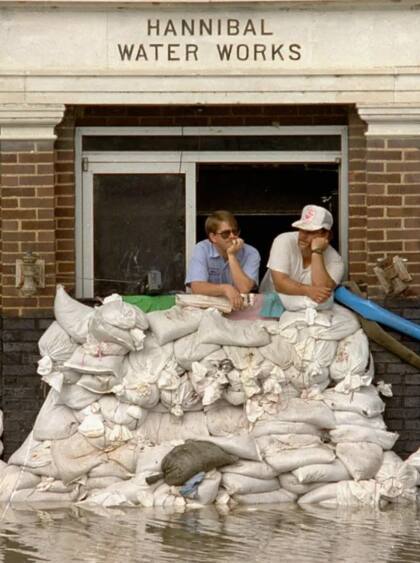 Scott había trabajado con voluntarios colocando bolsas de arena para contener la inundación en el dique West Quincy