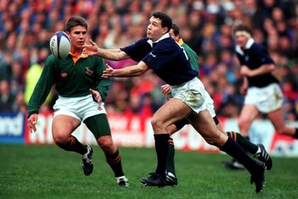 Scott Hastings también se destacó, como centro, en el seleccionado de Escocia. En la escena, frente a los Springboks