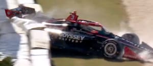 El impactante accidente en el IndyCar que terminó con un monoplaza incrustado contra las mallas