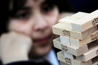 Cómo una diseñadora convirtió un pasatiempo de su infancia en el jenga, el famoso juego en el que “la gravedad siempre termina ganando”
