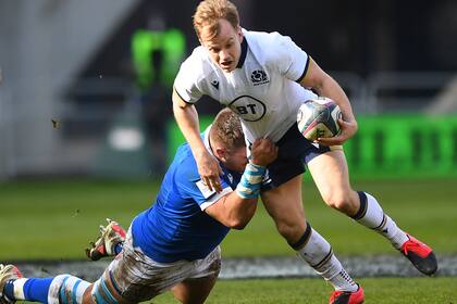 Scott Steele maniobra ante un tackle; Escocia arrolló a Italia en Edimburgo.
