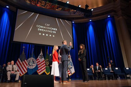 Scott trabajó como piloto comercial y estudió Administración de Aviación