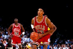 Scottie Pippen en un partido de playoffs de Chicago Bulls contra Los Angeles Lakers en el histórico Forum de Inglewood; 31 años años después, el alero recurre a una inusual forma de hacerse de dinero.