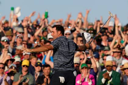 Scottie Scheffler celebra tras ganar el Masters de golf en Augusta