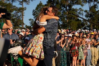 Scottie Scheffler festeja su triunfo en el Masters de Augusta junto a su esposa, Meredith Scudder