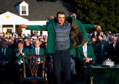 Scottie Scheffler recibe la chaqueta verde después de ganar el Torneo de Golf Masters en Augusta en 2022