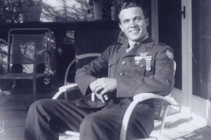 Scotty Bowers fue marine en la Segunda Guerra Mundial, donde participó en la batalla de Iwo Jima