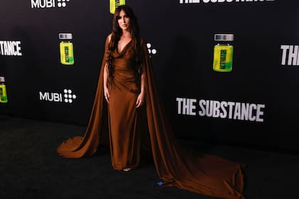 Scout LaRue Willis fue la más osada de las herederas del célebre matrimonio que conformaron Demi Moore y Bruce Willis: la actriz y cantante se destacó con un vestido de gasa con transparencias y una larga capa que paseó a lo largo de la alfombra roja