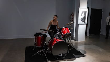 La exhibición de Tamara Goldenberg incluyó una performance en vivo; la artista obtuvo el Premio Joven de Fundación OSDE en 2023.