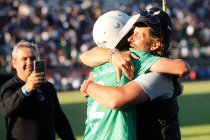 Se abrazan Pablo Pieres y Lolo Castagnola, que tiene a Polito como a un "hijo adoptivo".