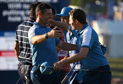 Se abrazan Rory McIlroy y Matt Fitzpatrick en un viernes a puro éxito de Europa por la Copa Ryder ante Estados Unidos; los azules intentarán sostener la ventaja el sábado y consagrarse el domingo.