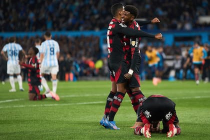 Se acabó: Flamengo celebra el pase a una nueva final de Copa Libertadores y Racing no sabe qué hacer con tanta frustración ante tanto público luego de tanto entusiasmo.
