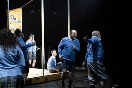 Se acerca el cierre; el elenco, transformado en colegiales de una pesadilla circense del propio Ricardo, le canta al malvado rey: "No tengas esperanza, vas a morir"