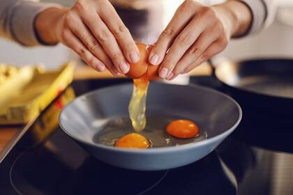 Se aconseja reemplazar los alimentos del desayuno, como los panificados y el café con por alternativas más saludables como el huevo o la avena