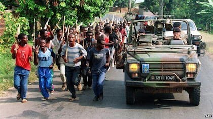 Se acusó a las fuerzas francesas en Ruanda de no hacer lo suficiente para detener la matanza.