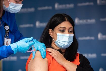 Se administra una vacuna Pfizer-BioNTech contra la Covid-19 en la Universidad Médica de Carolina del Sur en Columbia, S.C., el 15 de diciembre de 2020