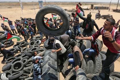 Los palestinos prenderán fuego una barrera de neumáticos