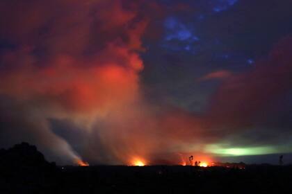 El cielo se cubre de colores en con el humo de la lava del volcán