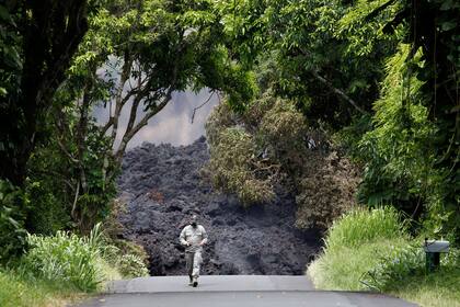 Una montaña de lava cubrió una de las carreteras de la isla