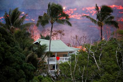 Una casa rodeada de lava