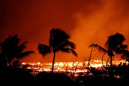 Por la noche el río de lava se ve más brillante