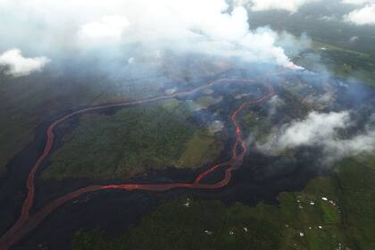 El río de lava atraviesa la isla