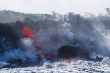 Las autoridades de la isla advirtieron a la población de no acercarse a la nube tóxica que se produce por el contacto de la lava con el océano
