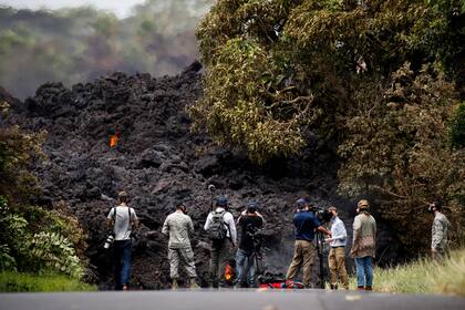 Gran cantidad de periodistas, fotógrafos y camarógrafos cubren a diario el estado del volcán