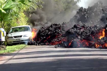 Un auto es devorado por la lava