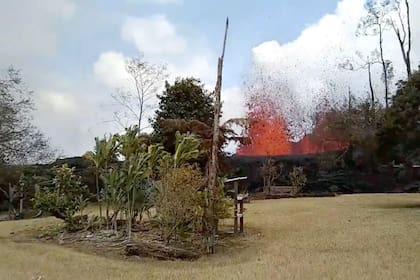 La lava fluye en el fondo de una vivienda
