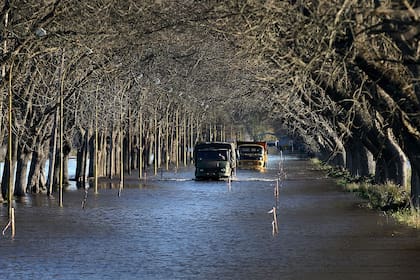 Se agrava la situación por la inundaciones en la cuenca del río Salado. En Villanueva la Armada Argentina evacúa a los habitantes en vehículos anfibios