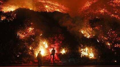 Bomberos trabajando en la ladera de una montaña en la autopista 101