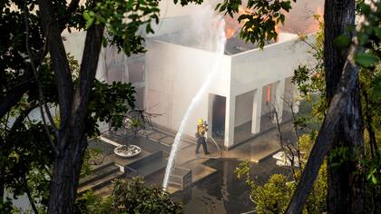 Los bomberos trabajan en la zona de Linda Flora