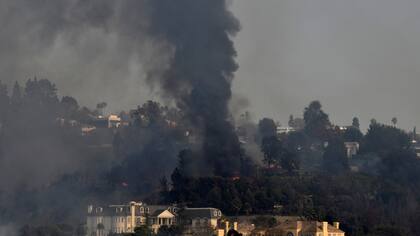 El fuego destruyó 200 edificaciones, entre ellas mansiones de la lujosa zona de Bel Air, en Beverly Hills